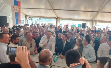 Dodik u Stričićima zapjevao „Ne može nam niko ništa“