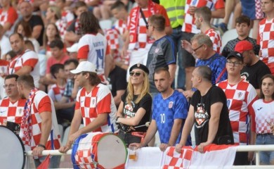 Neonacističke parole i pjesme hrvatskih navijača u Beču