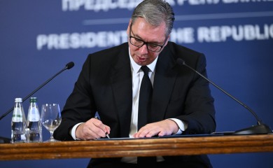 Vučić podnio ostavku: Služio sam vjerno, časno i pošteno (VIDEO)