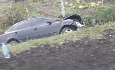 Automobil proklizao i sletio u kanal