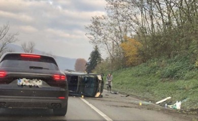 Udes na ulazu u Doboj, prevrnut automobil