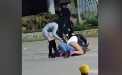 VRANJE: Žestoka tuča djevojaka na sred ulice (VIDEO)