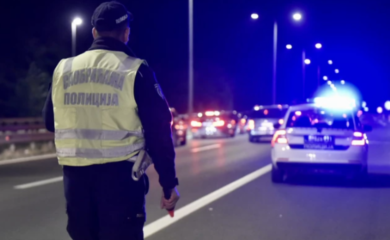 Automobil udario u prikolicu kamiona, vozilo s djecom u ogradu