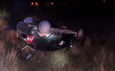 “Opel” završio na krovu! Vozač izgubio kontrolu i automobilom sletio na livadu