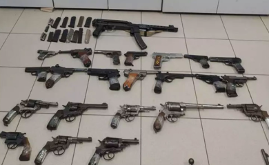 Zaplijenjene automatske puške, bombe i municija u Grčkoj