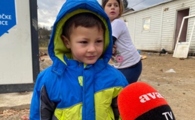 I kamen bi zaplakao: Bosonogi dječak dobio obuću i odjeću VIDEO