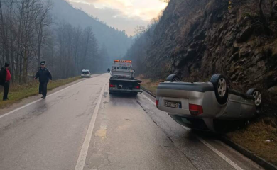 Saobraćajna nesreća kod Rogatice: Automobil završio na krovu, povrijeđen vozač
