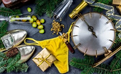 Novogodišnji običaji: Grožđe, žuti veš, kante, koferi i ljubičasto cvijeće