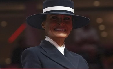 Zvanični portret Melanije Tramp: Mreže ''gore'', porede je sa Kler Andervud