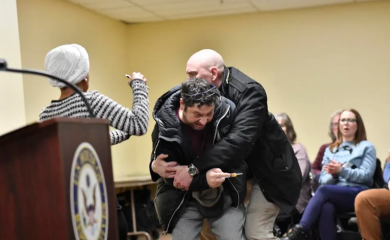 Napad na Ilhan Omar tokom tribine u Minesoti, mreže preplavljene tvrdnjama o mogućem namještanju (VIDEO)