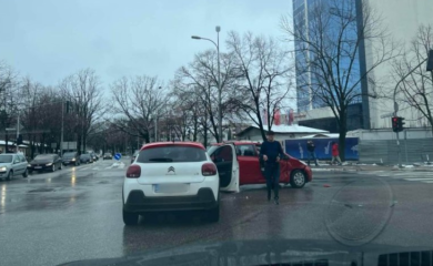 Prošao kroz crveno: Udes kod stare zgrade Vlade u Banjaluci, intervenisala hitna