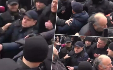 Sukob opozicije i policije u Moldaviji: Okupljeni na trgu uzvikuju “Rusija”, “Rusija” (VIDEO)