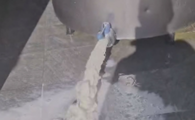 Poražavajuće scene iz Laktaša: Mljekari prinuđeni da prosipaju mlijeko (VIDEO)