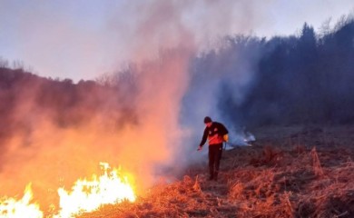 Palila mokro granje s benzinom, pa zapalila sebe