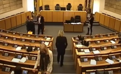 Zakazani protesti ispred Parlamenta FBiH u vrijeme sjednice o potvrđivanju vlade