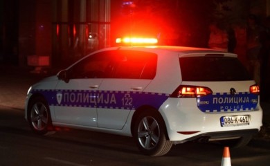 U saobraćajnoj nezgodi povrijeđeni vozač i troje djece