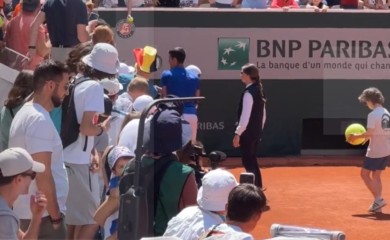 Đoković pomogao dječaku kojem je pozlilo, u naručju ga iznio na tribine