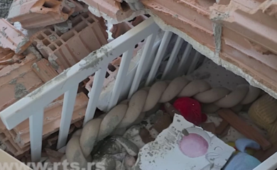 Drama u Novom Sadu: Obrušio se zid stana, cigle pale preko dječjeg kreveca (VIDEO)