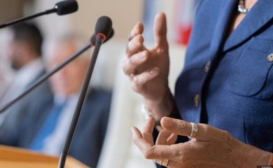 CIK udara po džepu: Stigle kazne za stranke zbog preuranjene kampanje