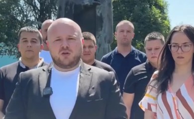 „ČOVJEK VIZIJE“ Mladi SPS položili vijenac na spomenik bana Tise Milosavljevića