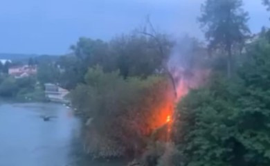 Požar kod Gradskog mosta u Banjaluci (VIDEO)