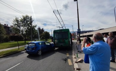 U sudaru trolejbusa i automobila povrijeđena jedna osoba