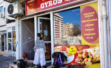 Turci meta i u Baru: Demoliran fast food