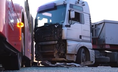 Sudar autobusa i kamiona: Povrijeđeno 25 vojnika, vozač stradao