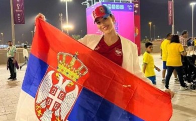 Samo šešir košta 970 evra: Evo kako Ražnatović bodri reprezentaciju Srbije (FOTO)