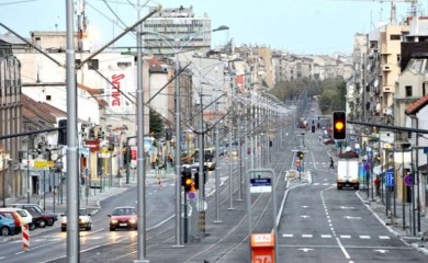 Pokušao sačuvati parking mjesto za prijatelja, iznervirana gospođa nasrnula na njega (VIDEO)