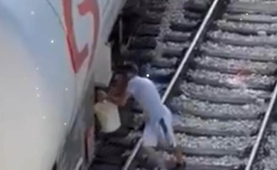 Uhvaćen muškarac kako krade gorivo iz vagona VIDEO