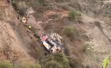 Autobus pao u provaliju, poginula 41 osoba