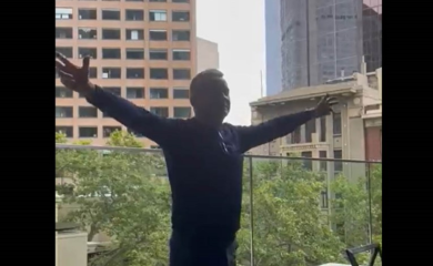 Tri prsta i “kosi tata, kosim ja”: Srđan Đoković proslavio Novakovu titulu (VIDEO)