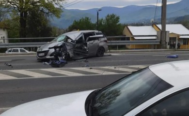 Sudar automobila i kamiona: Vatrogasci sjekli vozilo