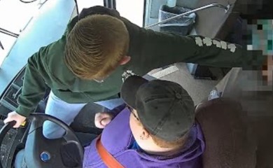 Dječak zaustavio pun autobus nakon što se vozač onesvijestio (VIDEO)