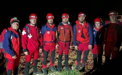 Spasena žena koja se zaglavila na litici Veleža (VIDEO)