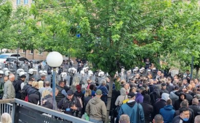 Okupljeni u Zvečanu pjesmom “Izađi mala” pozivaju specijalce da napuste zgradu opštine
