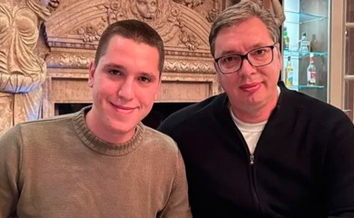 Kosovska policija zaustavila Vučićevog sina i natjerala ga da skine majicu (VIDEO)