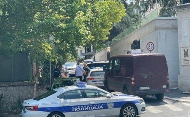 Pripadnik Žandarmerije pogođen samostrelom, napadač ubijen