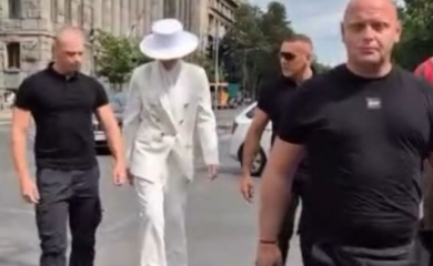 Dijana Hrkalović obučena kao Melanija na vidovdanskom "Književnom popodnevu" ispred Skupštine (FOTO)