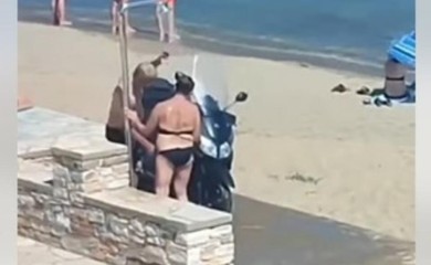 Skuterom pod tuš: Bračni iznenadio sve na plaži u Hrvatskoj VIDEO