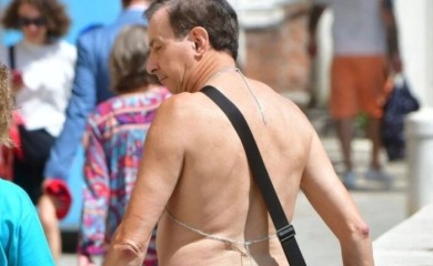 Neka nova moda?! Kako to misliš tanga bikini je samo za žene? FOTO