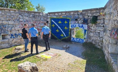 PU Zvornik: Identifikovani osumnjičeni za uvredljive grafite na tvrđavi
