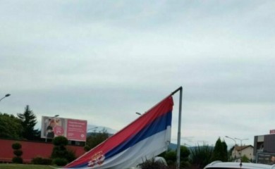 Vjetar srušio zastavu Srbije i oštetio stabla u Banjaluci
