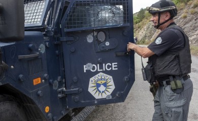 Elek: Kosovski policajci sa dugim cevima nasilno upali u KBC Mitrovica