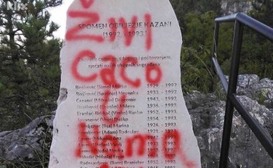 Vandali oštetili spomenik na Kazanima, sprejom ispisano "Živi Caco u nama"