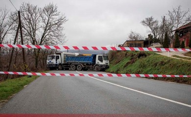 Srbi uklanjaju barikade na KiM