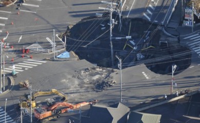 Spojile se dvije vrtače u Tokiju, vozač zarobljen već treći dan