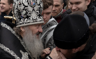 Sveštenici u istorijskom kijevskom samostanu odolijevaju deložaciji (FOTO)