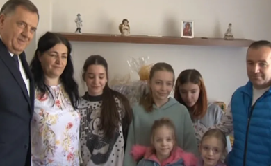 Osmočlana porodica Badnjar dobila topli dom: Dodik na useljenju